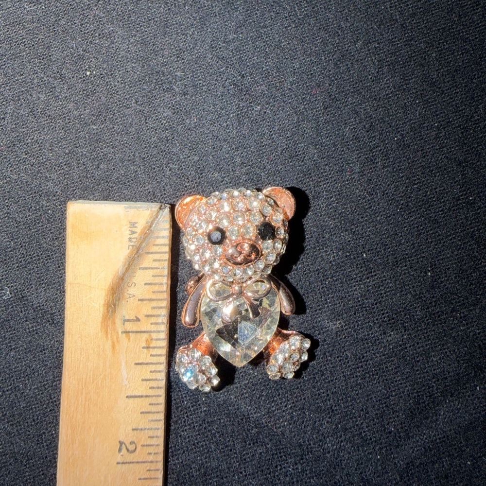 Elegant Sparkling Bear Brooch with Clear  Heart - Picture 3 of 4